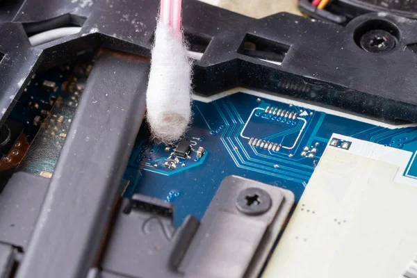 Limpieza del interior de un portátil con un hisopo de algodón — Foto de Stock