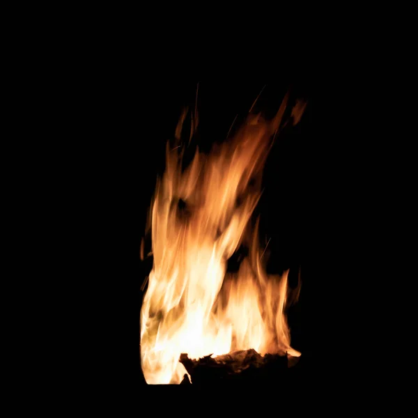 Яскраве полум'я багаття ізольоване на чорному тлі — стокове фото