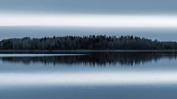 Heitere Landschaft. Sonnenuntergang am See, ruhige Wasseroberfläche, symmetrische Spiegelung — Stockfoto