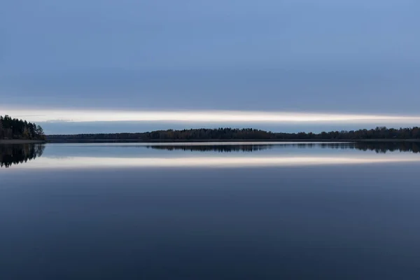 Heitere Landschaft. Sonnenuntergang am See, ruhige Wasseroberfläche, symmetrische Spiegelung — Stockfoto