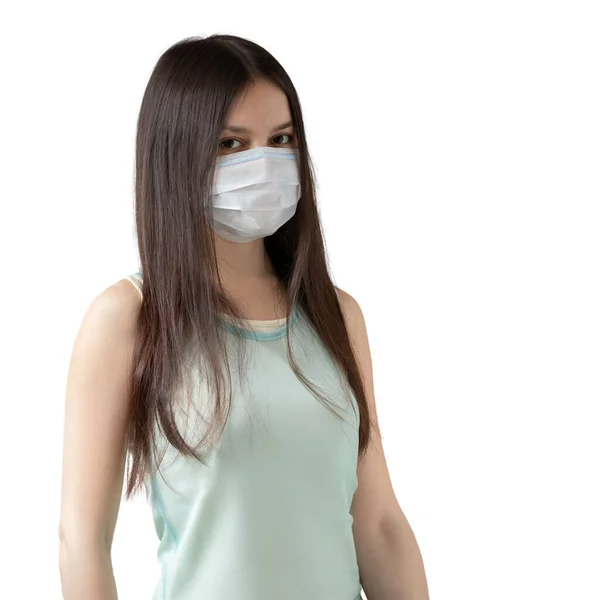 Jonge vrouw met lang donker haar in een beschermend medisch masker geïsoleerd op witte achtergrond. Concept voor de preventie van het coronavirus — Stockfoto