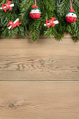 Ahşap bir arka planda kırmızı süslemeleri olan Noel ağacı dalları. Tebrik kartı ya da tasarım şablonu. Kopyalama alanı olan sanal pankart