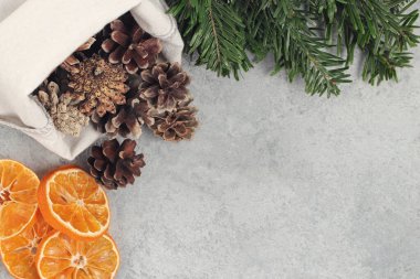 Sıfır israf ve çevre dostu noel konsepti. Bir Noel ağacının doğal süslemeleri ve dalları masanın üzerinde, üst manzara, düz yatak