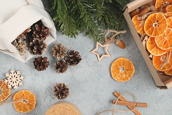 Zéro déchet et concept de Noël écologique. Décorations naturelles et branches d'un sapin de Noël sur la table, vue de dessus, flatlay — Photo