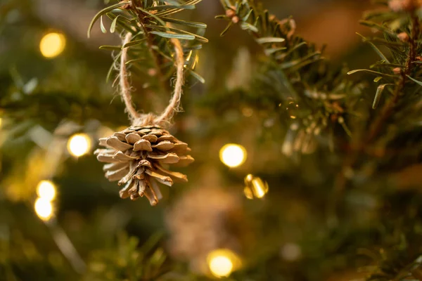 Concept de Noël zéro déchet. Arbre de Noël décoré avec des décorations en matériaux naturels et lumières de Noël, gros plan — Photo