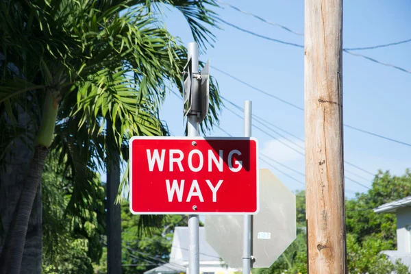 Verkehrszeichen in die falsche Richtung — Stockfoto