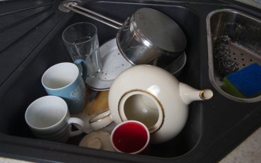 mutfak eşyaları yıkamak gerekir.