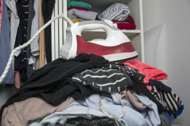 elektronik demir ve kumaş.