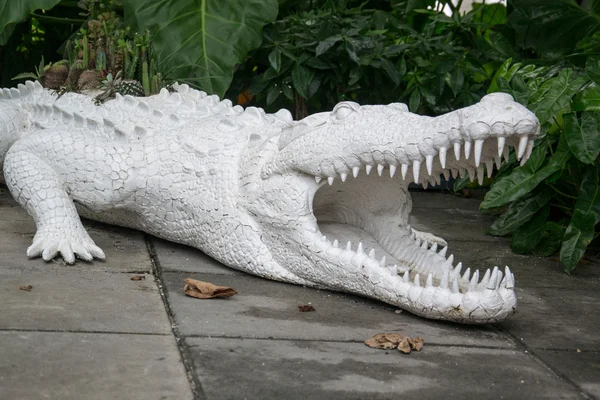 A white alligator figure — Stock Photo, Image