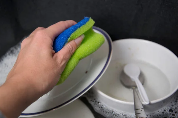 Lavar los platos en la cocina —  Fotos de Stock