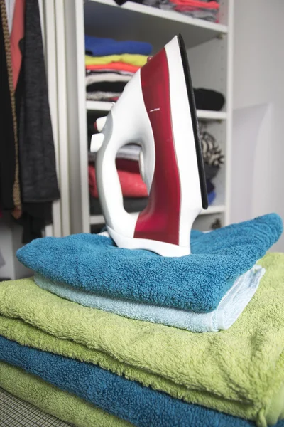 Photo of iron and towels — Stock Photo, Image
