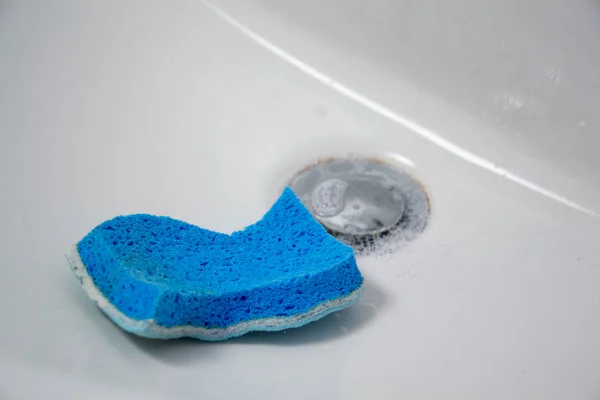 Cleaning the bathroom with a sponge — Stock Photo, Image