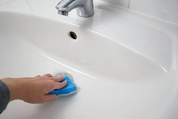 Nettoyage de la salle de bain avec une éponge — Photo