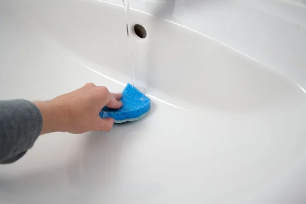 Limpeza do banheiro com uma esponja — Fotografia de Stock