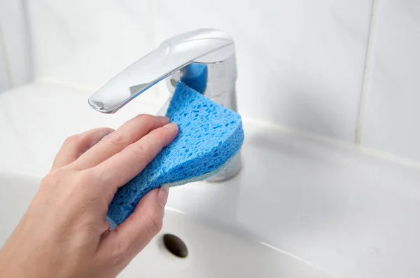 Schoonmaken van de badkamer met een spons — Stockfoto