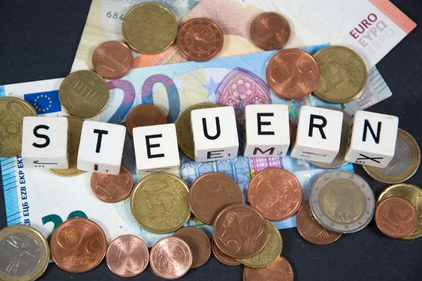 Steuern - das deutsche Wort für Steuern — Stockfoto