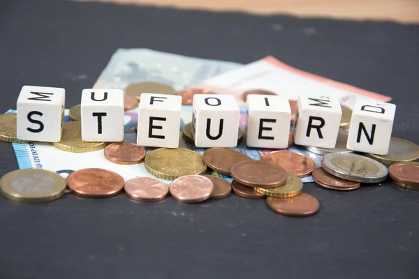 Steuern - das deutsche Wort für Steuern — Stockfoto