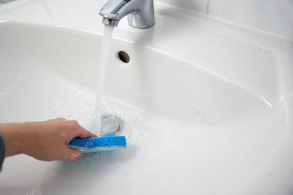 Pulizia del bagno con una spugna — foto stock © dstaerk #126643990 Pulizia del bagno