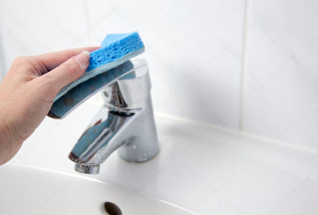 Pulizia del bagno con una spugna — foto stock © dstaerk #126644084 Pulizia del bagno