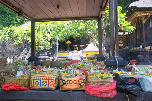 Religiös erbjuder skål på Bali — Stockfoto