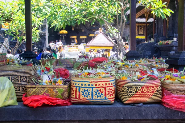 Ciotola di offerta religiosa su Bali — Foto Stock