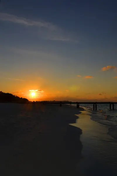 Una puesta de sol en las maldivas - asia — Foto de Stock