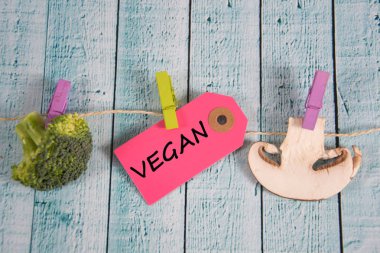 Kağıt etiketinde yazılı vegan yazıt