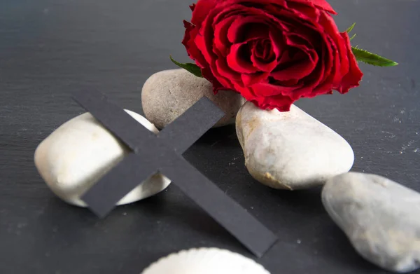 siyah çarmıhta ölüm