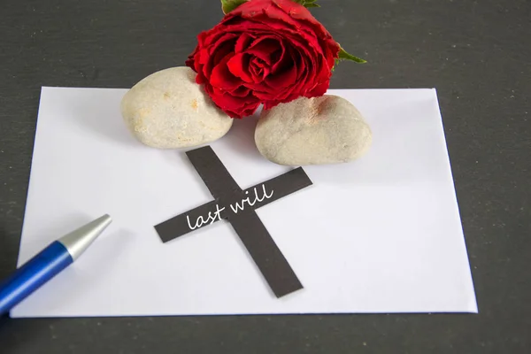 Último testamento escrito em uma cruz negra — Fotografia de Stock