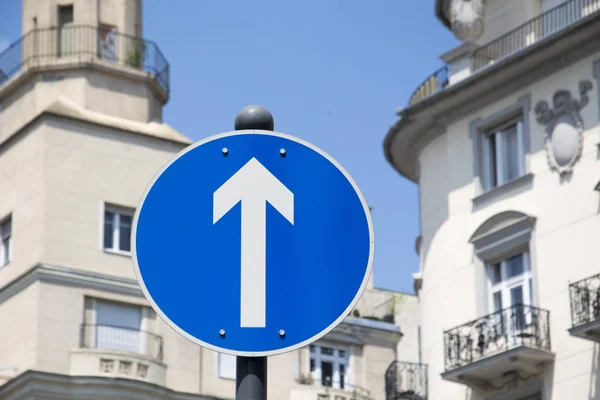 Ein Einbahnstraßenschild — Stockfoto