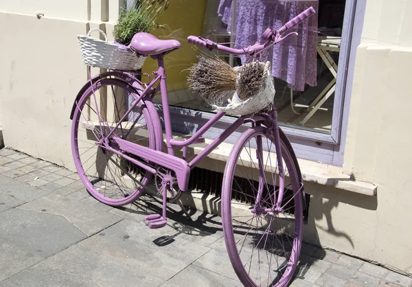 Una bicicleta púrpura —  Fotos de Stock