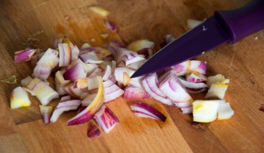 bıçak ile mor soğan