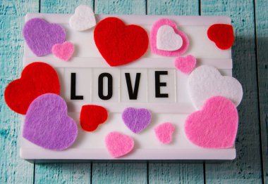 Bir lightbox üzerinde yazılı aşk