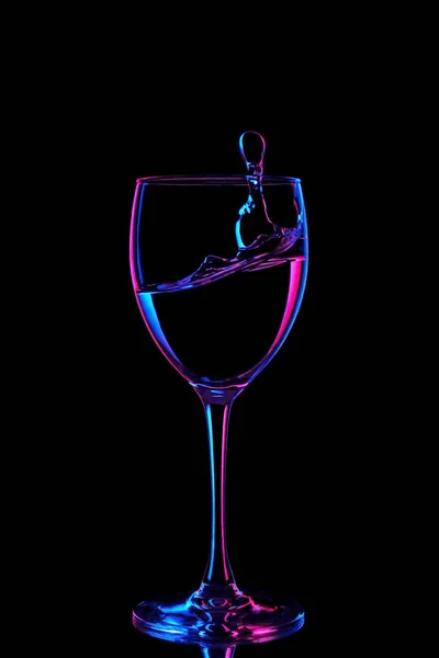 Neon Flüssigkeit Spritzt Weinglas Auf Schwarzem Hintergrund — Stockfoto