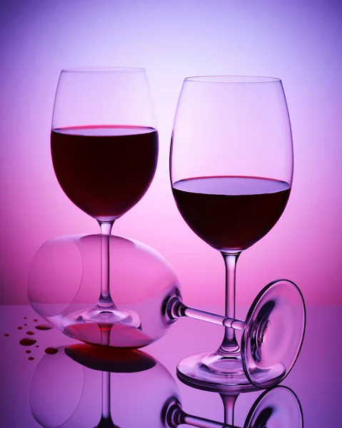 Transparentes Weinglas Mit Rotwein Auf Violettem Hintergrund — Stockfoto