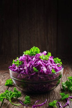 Kırmızı lahana ve maydanozlu sağlıklı lahana salatası.