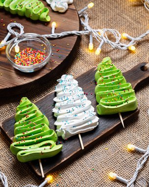 Noel ışıkları ile bezeli Noel ağaçları