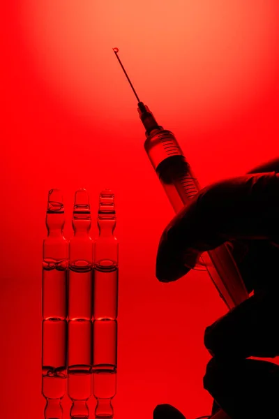 Шприц Єкціями Медичними Ампулами Червоному Тлі Вакцинація — стокове фото