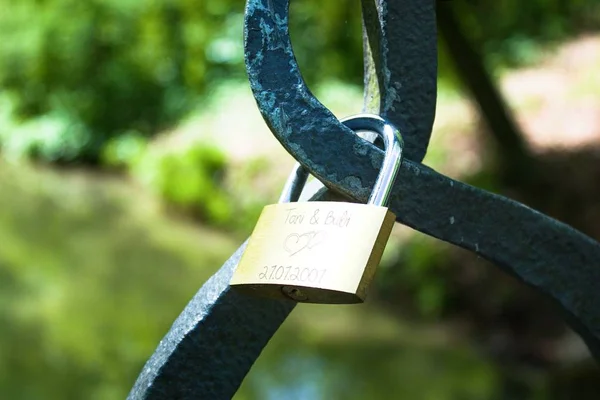 Fechaduras de bloqueio de amor penduradas de uma ponte — Fotografia de Stock