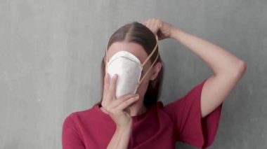 Kendini virüsten korumak için maske takan bir kadın.