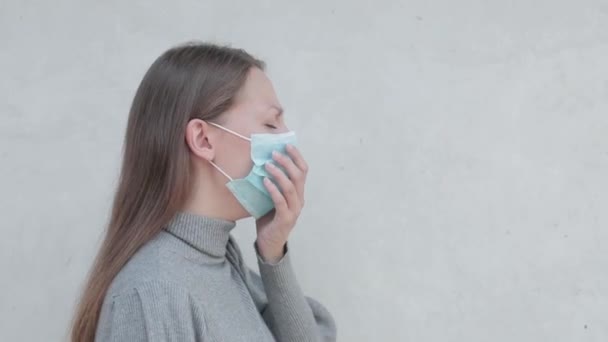 Frau Trägt Gesichtsmaske Und Hustet — Stockvideo