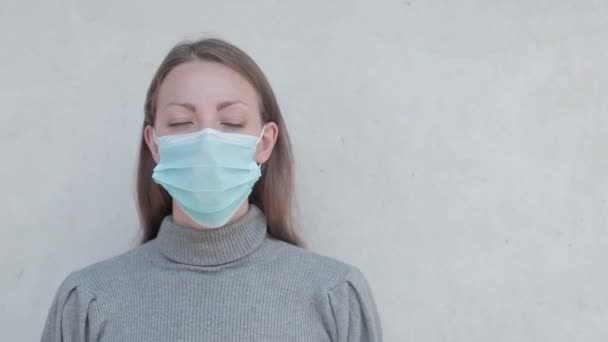 Kranke Frau Hustet Trägt Gesichtsmaske — Stockvideo