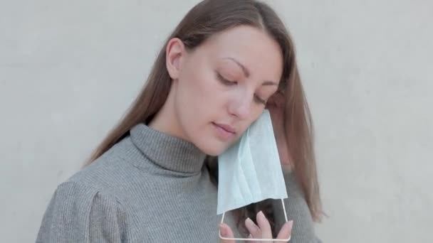 Frau Trägt Maske Sich Vor Virus Schützen — Stockvideo