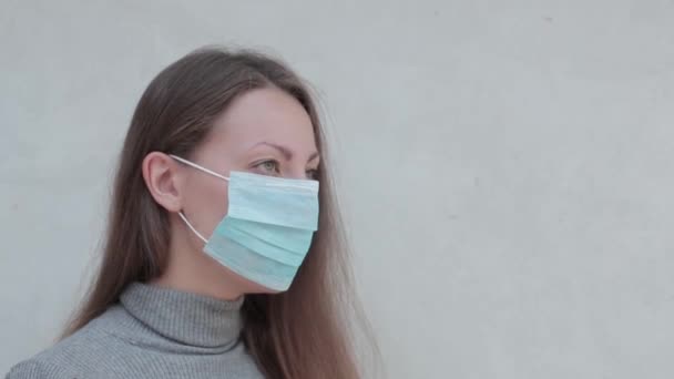 Хвора Жінка Кашляє Лікті — стокове відео