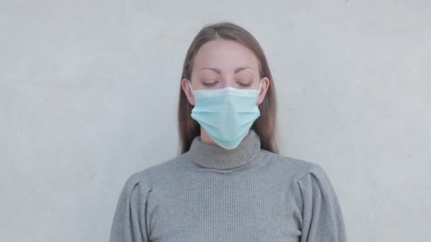 Mujer Enferma Tosiendo Codo — Vídeos de Stock