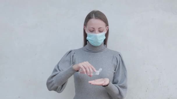 Frau Mit Mundschutz Und Händedesinfektionsmittel — Stockvideo