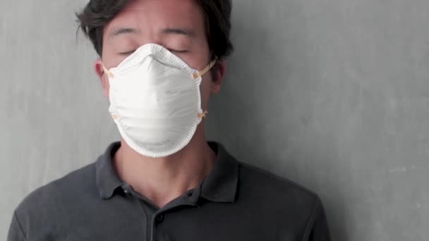 Kinesisk Man Bär Skyddsmask — Stockvideo