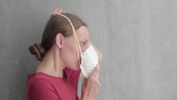 Vrouw Met Een Masker Zichzelf Beschermen Tegen Het Virus — Stockvideo