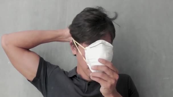 Chinese Man Met Een Beschermmasker — Stockvideo