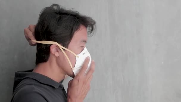 Korunma Maskesi Takan Çinli Bir Adam — Stok video